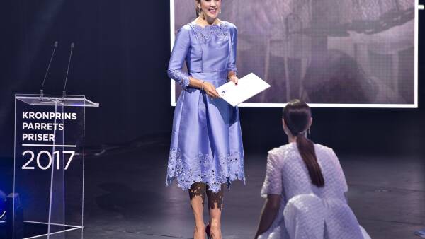 tendens frugter Kano Ung prismodtager designede kongelig kjole: - Kronprinsesse Mary valgte selv  farven | Kultur | DR