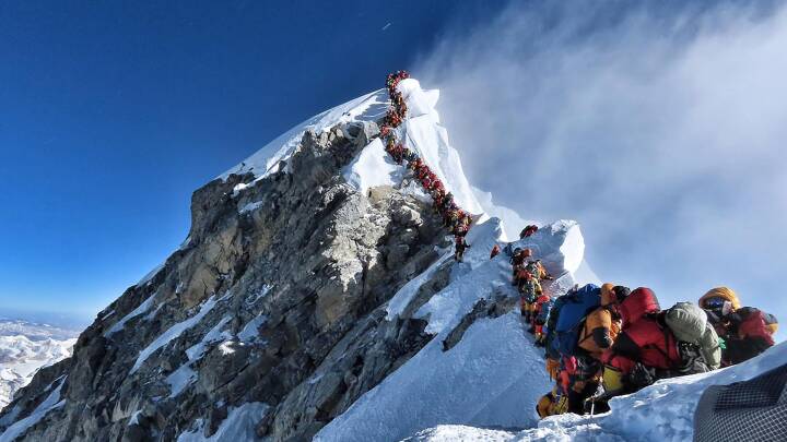 Kø på Mount Everest koster to bjergbestigere livet Udland | DR
