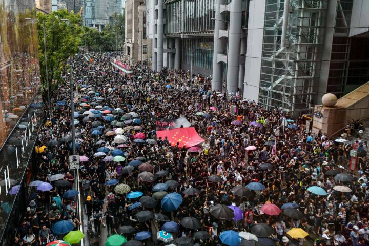 Se billederne: Politi og støder sammen i Hongkong med vandkanoner, tåregas, brosten og paraplyer | Udland | DR
