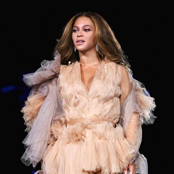 Pludselig kom Beyoncé forbi for at sige hej: Danske Nicklas har syet tøj verdens største stjerner | Musik | DR