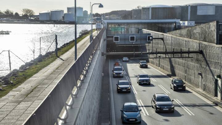 Kør bil med lidt bedre samvittighed: Solceller skal nu lyse  Limfjordstunnelen op | Nordjylland | DR