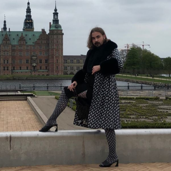 Dansk i modvind efter kontroversiel video: Råber efter mand i høje hæle og lyserødt tøj | Kultur | DR