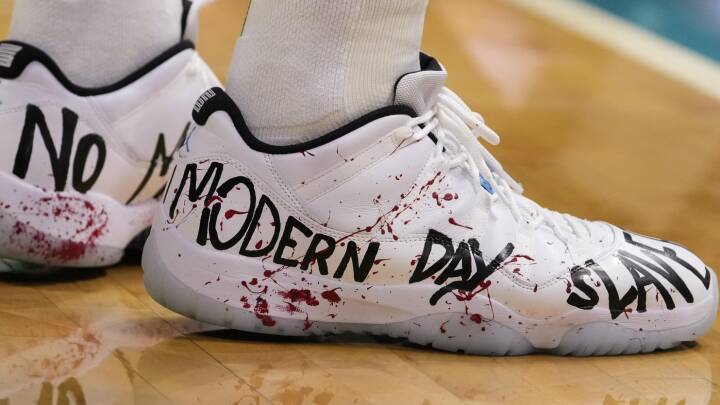 Berolige Mange fløjl NBA-stjerne iklæder sig blodplettede sko og angriber sportsgiganten Nike |  Seneste sport | DR