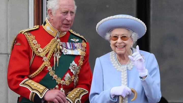 Dronning Elizabeth II i 70 år: Glædeseksplosion Storbritannien med en påmindelse om det kommende vagtskifte på Buckingham Palace | Udland DR
