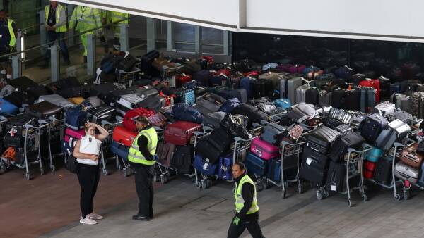 Turisternes store mareridt er blevet til et kuffert-bjerg i Heathrow Nyheder | DR