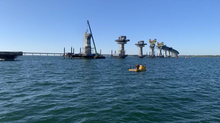 SE BILLEDERNE: Danmarks tredjelængste bro har fået fodfæste på havbunden