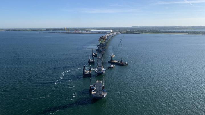 SE BILLEDERNE: Danmarks tredjelængste bro har fået fodfæste på havbunden