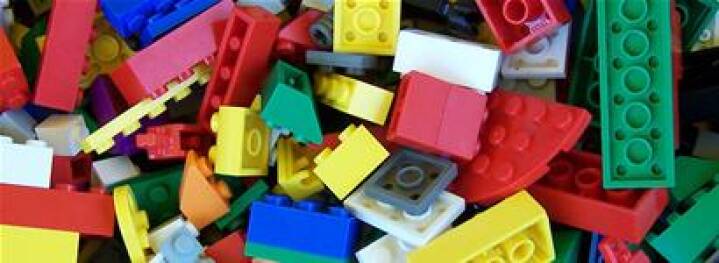 med uret Rationel grundlæggende Lego udskyder fyringer i Billund | Penge | DR