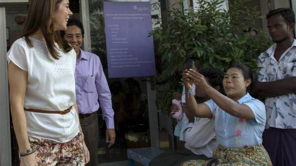 BILLEDSERIE Kronprinsesse sætter fokus kvinders forhold i Myanmar | | DR