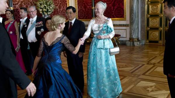 BILLEDER Dronning Margrethes skønne kjoler gennem tiderne | Nyheder DR