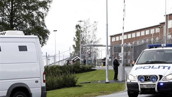 At opdage Airfield underjordisk BILLEDSERIE: Breivik på dommens dag | Nyheder | DR