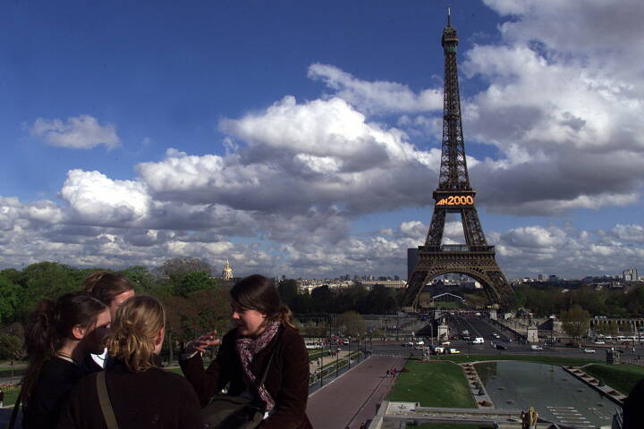 sandsynligt Topmøde for eksempel Trapper fra Eiffeltårnet er blevet solgt for 3,9 millioner kroner | Ligetil  | DR