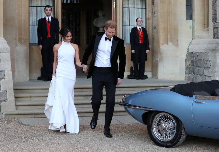 Prins Harry kørte sin brud til bryllupsfest med | Udland | DR