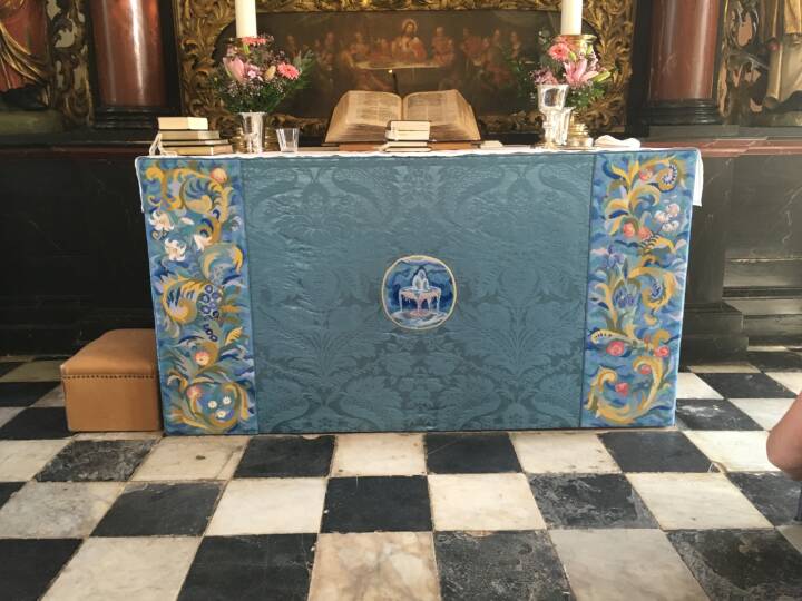 Dronning Margrethe overrasker kirke med eget kunstværk | Ligetil DR