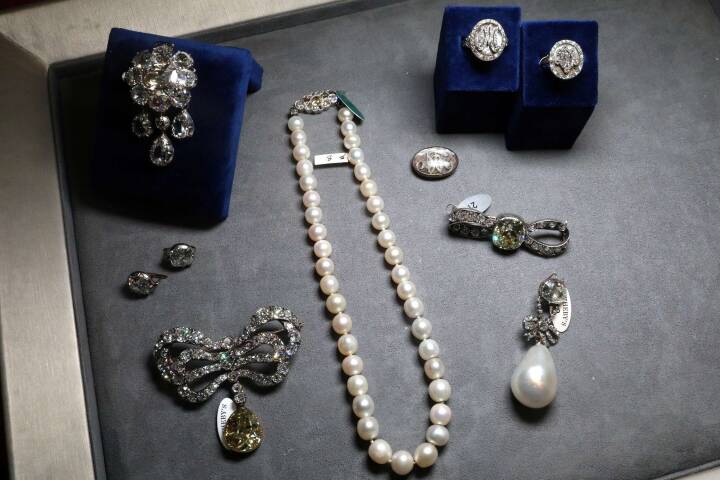 Smykker fra sidste dronning solgt på auktion | Ligetil | DR