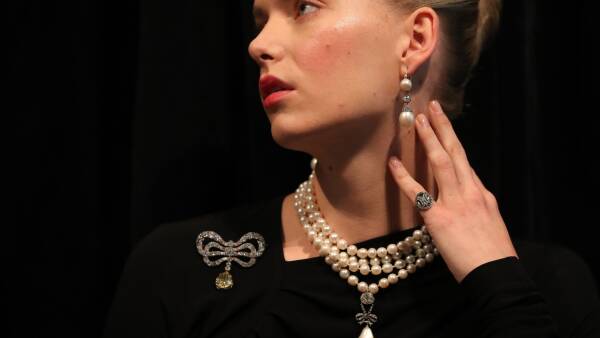 Dyreste perle nogensinde: Marie Antoinettes vedhæng slår alle rekorder på auktion Udland | DR
