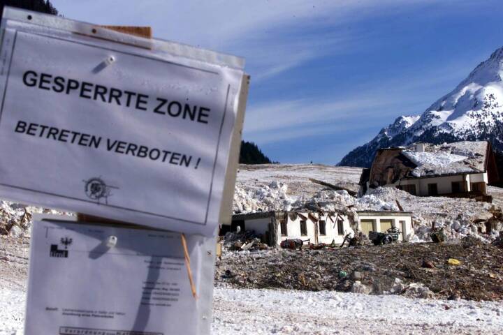 montering Af storm Turist I Østrig er faren for laviner nu på allerhøjeste niveau | Udland | DR
