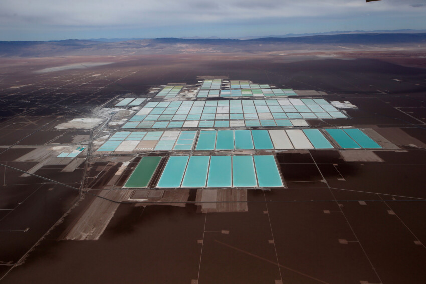 Saltvandsdamme der udgør en litium-mine i Atacama-ørkenen i Chile.