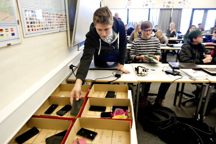 I lommen, tasken eller på 'hotel'? Der stor forskel på gymnasiers mobilregler | København | DR