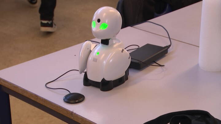 forhindrer udsatte børn i at gå skole: Nu bliver Maise 'erstattet' af en robot | Østjylland | DR