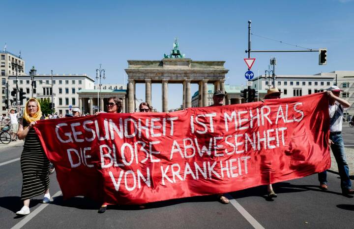 apt Sanders Forstærke Tusinder marcherer mod corona-regler i Berlin, mens tyske smittetal stiger  | Udland | DR