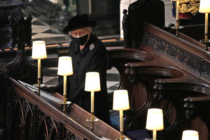 Billedet af dronning helt alene til sin mands begravelse er "hjerteskærende" | Nyheder |