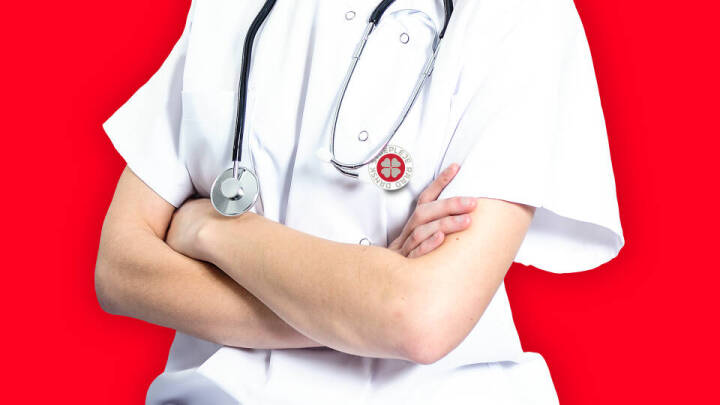 Tjener en sygeplejerske 25.000 eller 42.000 kroner? Her er, hvad der er op og ned den rasende løndebat | Penge | DR