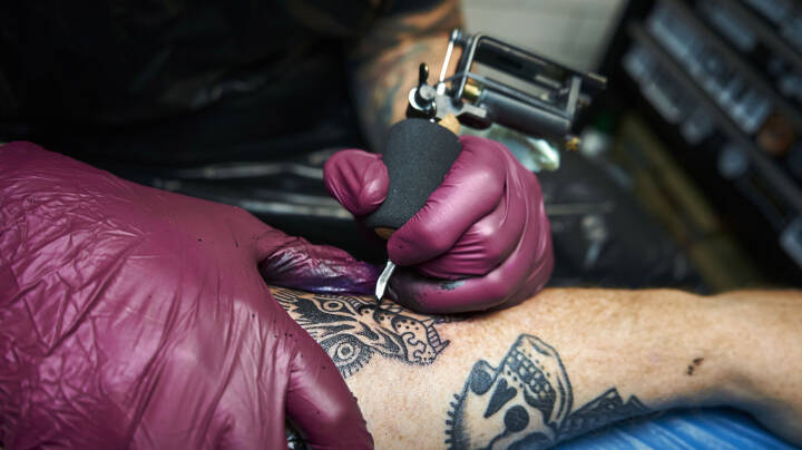 Du ikke, hvad du får ind i kroppen: Meget tatoveringsblæk indeholder potentielt farlige stoffer | Kroppen | DR