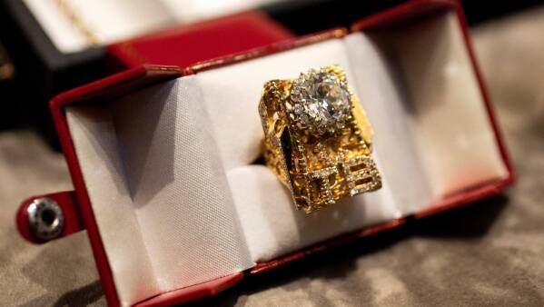 Elvis smykker skal på auktion: Meget er af Elvis' tidligere kone | | DR