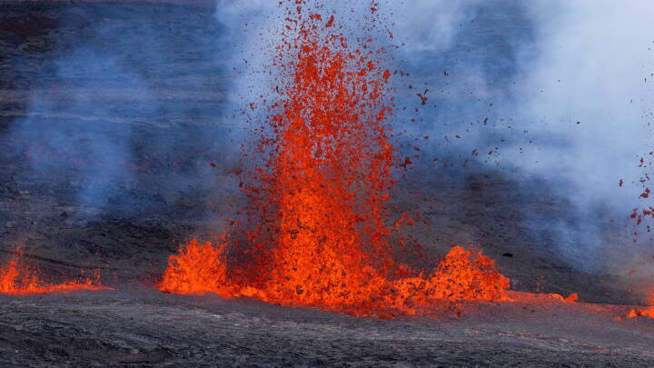 Making vækst Dare Se billederne: Efter næsten 40 år i dvale er verdens største aktive vulkan  gået i udbrud | Udland | DR