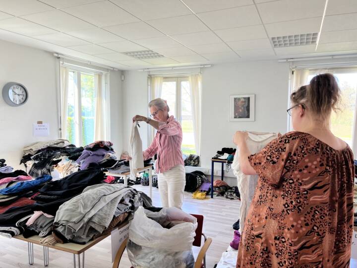 I uddeles tonsvis af tøj: Joan fik hjælp sidste Nu er hun selv frivillig | Sjælland | DR