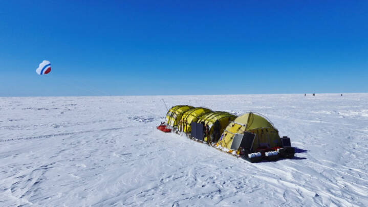 Polarforskere krydser Indlandsisen på vindslæde