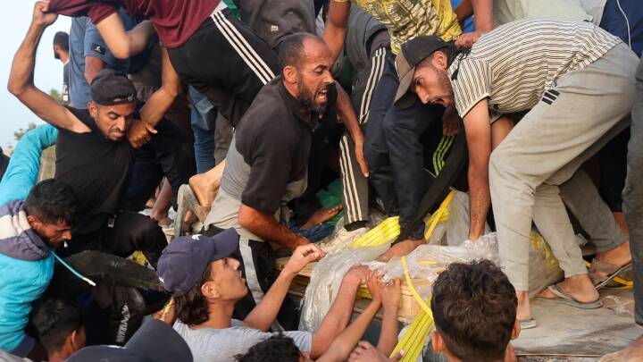Desperate palæstinensere omringer og plyndrer nødhjælpskonvoj