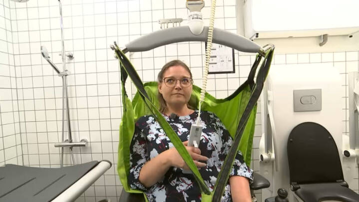 Sigrid bruger kørestol og må holde sig op til otte timer, når hun forlader hjemmet