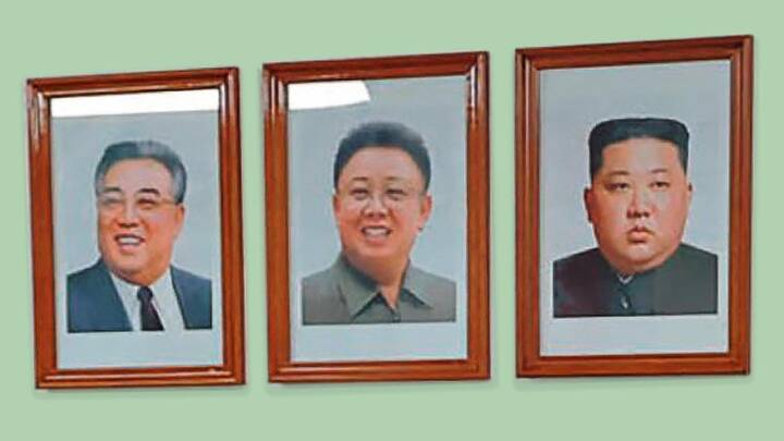 For første gang hænger Kim Jong Uns portræt side om side med tidligere ledere