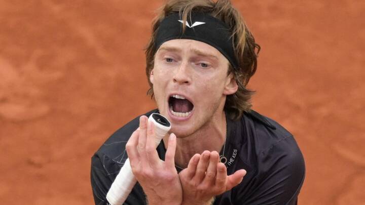French Open lige nu: Russisk stjerne kan ikke huske, hvornår han sidst har opført sig så dårligt