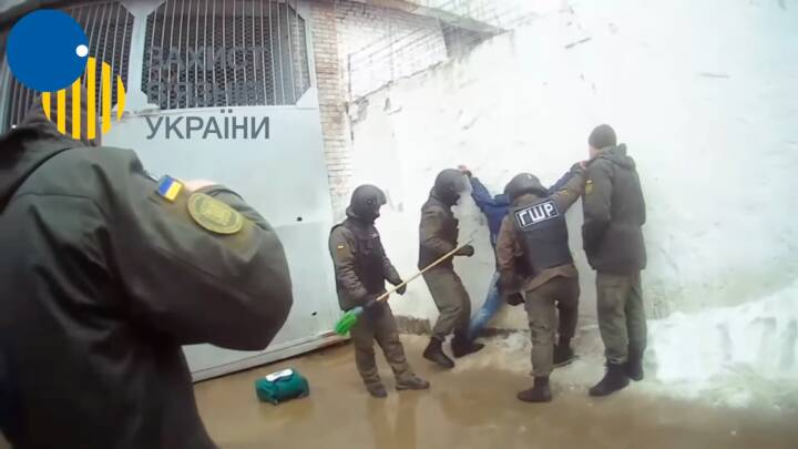Ansatte i ukrainsk fængsel under mistanke for at torturere fanger med sovjetisk “velkomst-tradition”