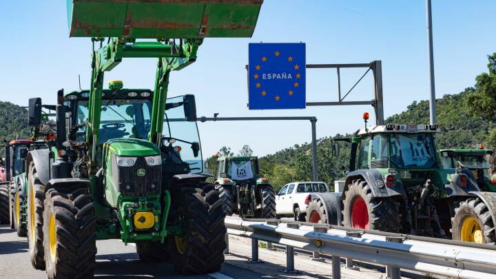 Spanske og franske landmænd har blokeret grænseovergange og tændt op under paella-gryderne i protest mod EU's miljøpolitk