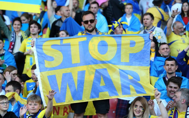 Ukraines fodbold-landshold hænger flag fra fronten i omklædningsrummet