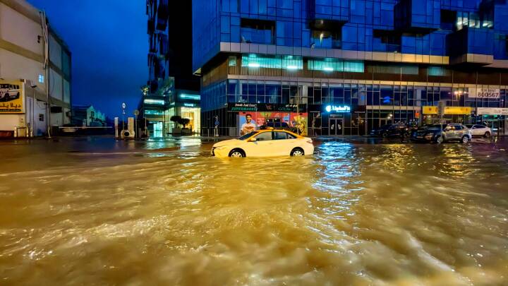 Dubai ramt af voldsomt uvejr: Kraftigste regnvejr i 75 år