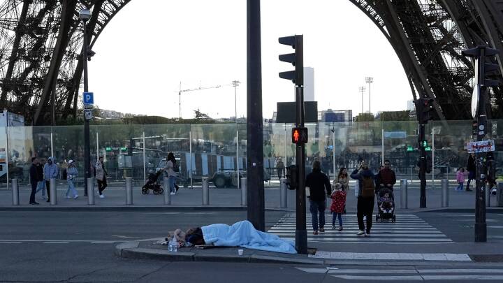 Paris gør klar til OL - rydder byen for hjemløse og migranter