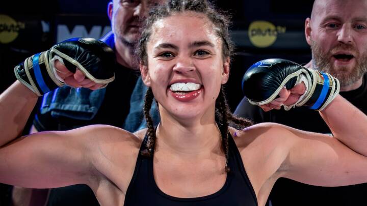 20-årige Mathilde er teamleder i Lagkagehuset - og fremstormende MMA-kæmper