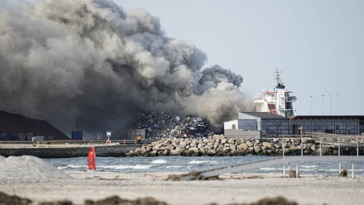 Skib i brand i Køge udvikler sundhedsskadelig røg og påvirker togtrafikken