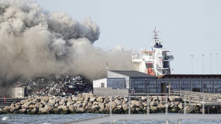 Skibsbrand i Køge udvikler sundhedsskadelig røg, der driver ind over byen