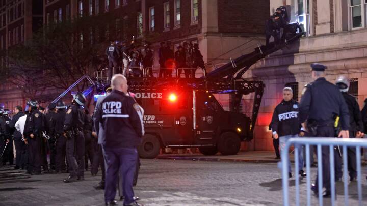Demonstranter har indtaget universitetsbygning i New York: Kampklædte betjente på vej ind gennem vinduer