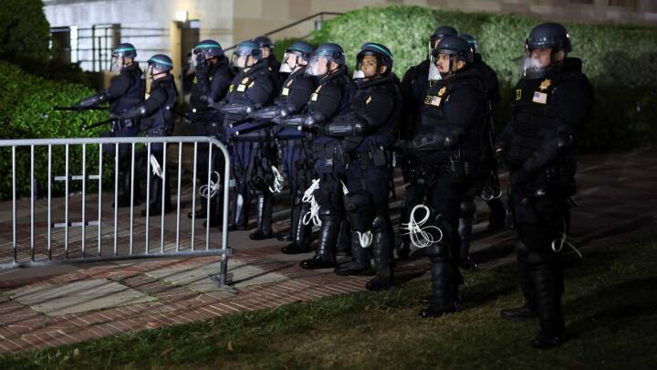 Politiet stormer demonstranters lejr ved universitet