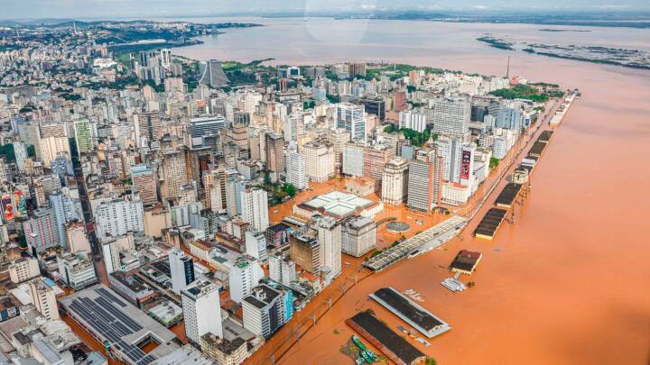 Helikoptere på overarbejde: Store oversvømmelser rammer Brasilien