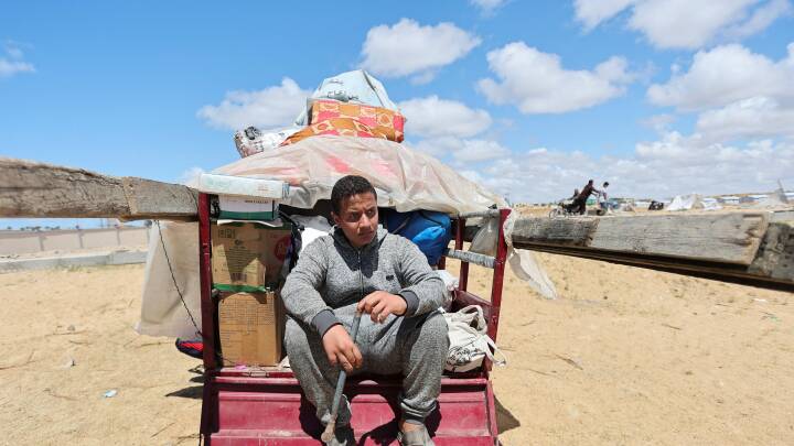 Internt fordrevne og NGO'er melder om barske forhold i humanitær zone i Gaza: 'Livet er frygteligt for os'
