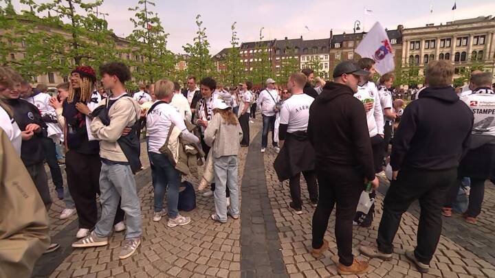 Fodboldfans i massevis ankommer til København