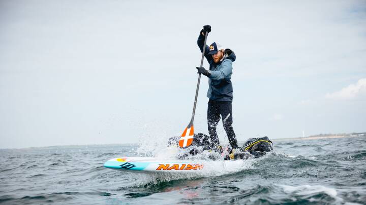 Casper har padlet Danmark rundt stående på et surfbræt: 'Det har været det vildeste'